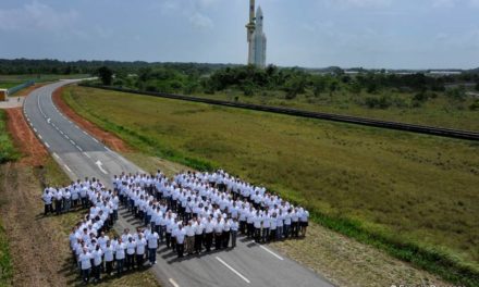 200 bougies pour Ariane 5 … « Les équipes d’Arianespace réunies pour une image historique à la veille de la gloire du vol le plus symbolique de son histoire. » 200e lancement réussi pour Ariane 5 !