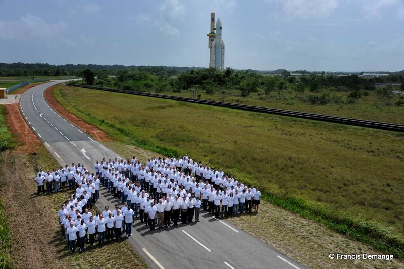 200 bougies pour Ariane 5 … « Les équipes d’Arianespace réunies pour une image historique à la veille de la gloire du vol le plus symbolique de son histoire. » 200e lancement réussi pour Ariane 5 !