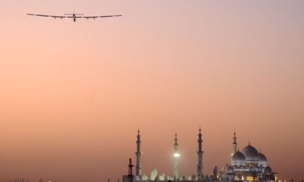 «Solar Impulse», l’avion solaire du Suisse Bertrand Piccard part cette semaine d’Abu Dhabi pour un défi de 35 000 kilomètres. Par Romain CLERGEAT /PARIS MATCH