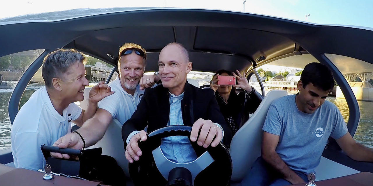 Alain Thebault, Anders Bringdal et bertrand Piccard , mes  « Saventuriers” à bord du Seabubble sur la Seine à Paris. “zéro bruit, zéro vague et zéro émission” de carbone…