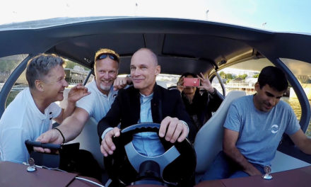 Alain Thebault, Anders Bringdal et bertrand Piccard , mes  « Saventuriers” à bord du Seabubble sur la Seine à Paris. “zéro bruit, zéro vague et zéro émission” de carbone…